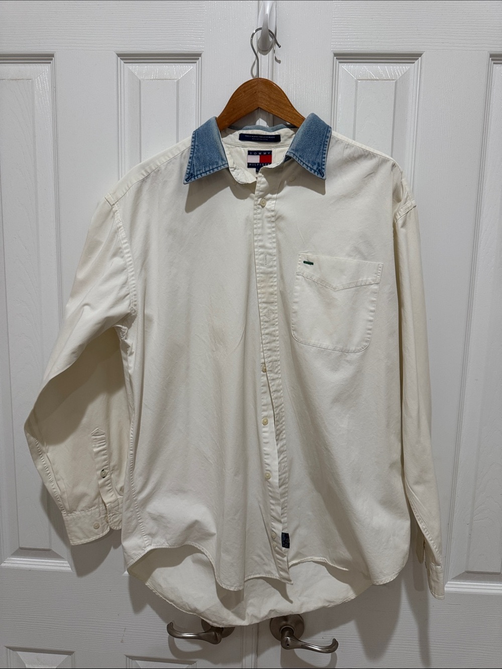 Vintage Tommy Hilfiger Men's white Button-Up Shirt with Denim Collar